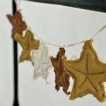 Billede af Guirlande - stjerner på snor - brun/karrygul/hvid